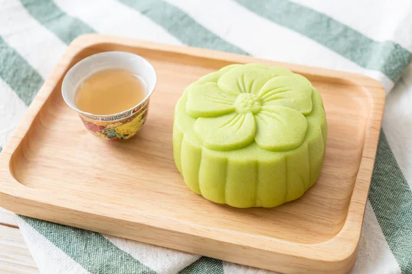 Chinesischer Mondkuchen Grüntee Geschmack Mit Tee Auf Holzteller — Stockfoto