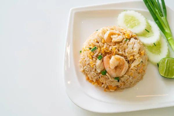 Nasi Goreng Dengan Udang Dan Kepiting Piring Putih — Stok Foto