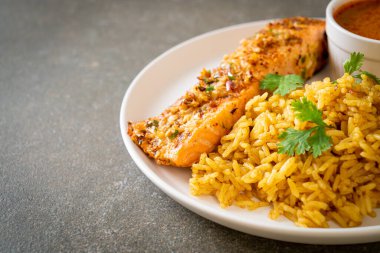 Tavada kurutulmuş somon tandırı ve masala pilavı - Müslüman yemeği tarzı.