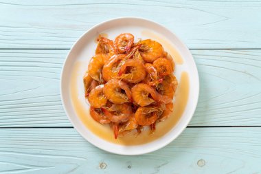 Tatlı karides, balık soslu ve şekerli Tayland yemeğidir. Asya usulü.