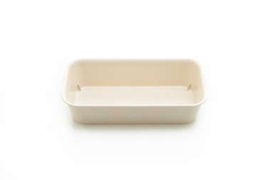 Beyaz arkaplanda plastik tepsi veya plastik kutu izole