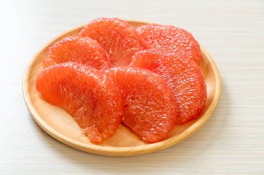 Taze kırmızı pomelo meyvesi ya da tabakta greyfurt