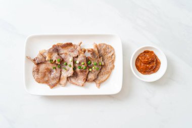 Asya usulü ızgara domuz boynu dilimlenmiş.