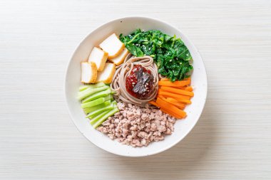Kore baharatlı soğuk erişte - bibim makguksu ya da bibim guksu - Kore yemek tarzı