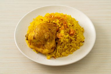 Biryani tavuğu veya körili pilav ve tavuk - Hint biryani 'sinin Tayland-Müslüman versiyonu, mis kokulu sarı pirinç ve tavuk - Müslüman yemek tarzı