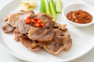 Asya usulü ızgara domuz boynu dilimlenmiş.