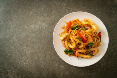 Kızarmış spagetti, tuzlanmış yumurta ve kalamar. Füzyon yemek stili.