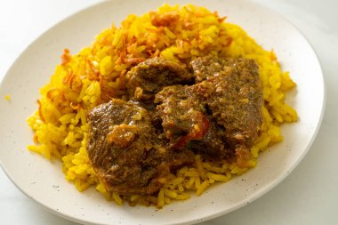 Biryani bifteği veya körili pilav ve sığır eti - Hint biryani 'sinin Tayland-Müslüman versiyonu, mis kokulu sarı pirinç ve sığır eti - Müslüman yemek tarzı