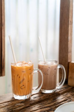 Kafe restoranında buzlu Thai sütlü çay bardağı