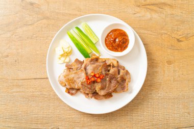 Asya usulü ızgara domuz boynu dilimlenmiş.