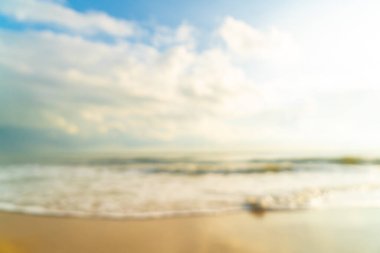 Gün doğumunda ya da gün batımında arka plan için soyut bulanık plaj denizi