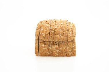 Dilimlenmiş kepekli ekmek beyaz arka planda izole edilmiş.