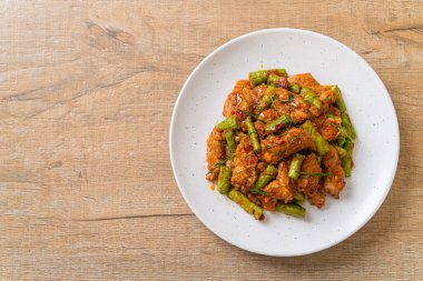 Kızarmış domuz ve fasulyeli kırmızı köri ezmesi. Asya usulü.