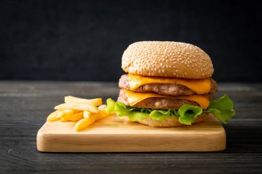 Domuz burger veya peynirli domuz burger ve patates kızartması.