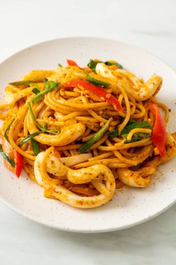 Kızarmış spagetti, tuzlanmış yumurta ve kalamar. Füzyon yemek stili.