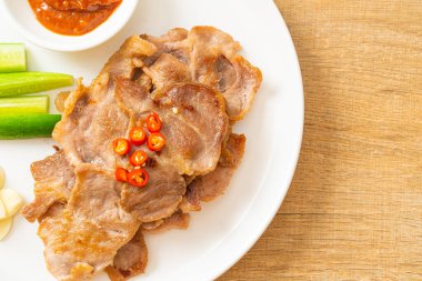 Asya usulü ızgara domuz boynu dilimlenmiş.