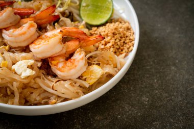 Karides ve lahanalı kızarmış şehriye ya da Pad Thai - Asya yemeği tarzı