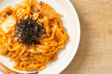 Kore usulü kimchi ve domuz etli kızarmış udon eriştesi.