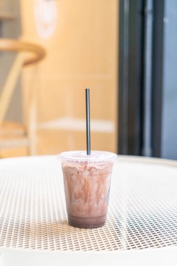 Kahve dükkanında buzlu çikolatalı milkshake.