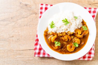 Köri soslu karides ve pilav.