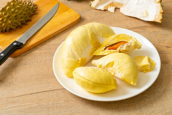 Durian olgun ve taze, durian kabuğu beyaz tabakta.