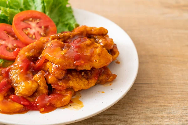 Peixe Frito Coberto Com Sabores Doce Azedo Picante Molho Pimenta — Fotografia de Stock