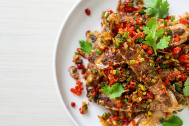 Kızarmış Mantid Karidesi ya da Acılı ve Tuzlu Kerevit Deniz Ürünleri Stili