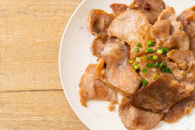 Asya usulü ızgara domuz boynu dilimlenmiş.