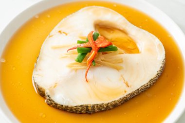 Soya soslu haşlanmış morina balığı ya da buğulanmış kar balığı ya da soya soslu Şili Bası.