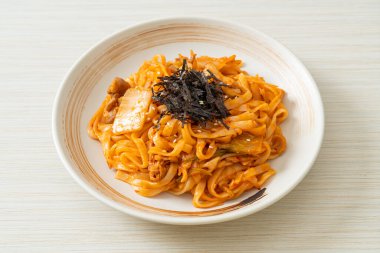 Kore usulü kimchi ve domuz etli kızarmış udon eriştesi.
