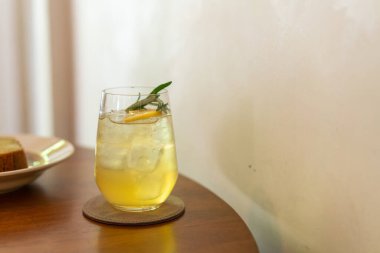 Kafede biberiyeli buzlu limonlu bal bardağı.