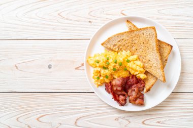 Çırpılmış yumurta, kızarmış ekmek ve kahvaltıda pastırma.