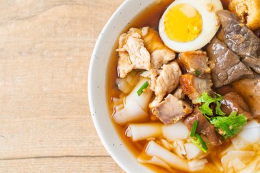 Pirinç unu ya da Çin usulü haşlanmış makarna karesi ve kahverengi çorba. Asya usulü.