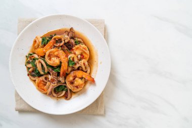 Tayland fesleğenli kızarmış deniz ürünleri (karides ve kalamar) - Asya usulü