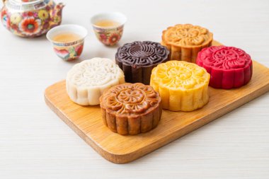 Ahşap tabakta karışık aromalı renkli Çin ay pastası