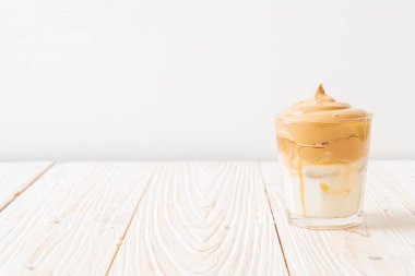 Dalgona kahvesi. Krem şantili buzlu içecek, kahve köpüğü ve süt. Covid-19 şehir karantinası sırasındaki son moda içki, ev konseptinde kalın..