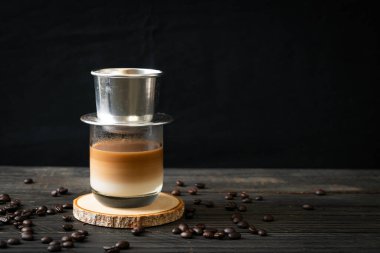 Vietnam tarzında damlayan sıcak sütlü kahve - Saigon veya Vietnam kahvesi