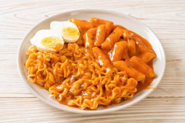 Baharatlı Kore soslu Ramen veya Kore hazır eriştesi ve Tteokbokki - Kore yemeği tarzı