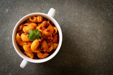 Domates soslu makarna ve kıymalı domuz eti, Amerikan usulü pirzola, Amerikan usulü gulaş.