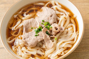 Ev yapımı udon eriştesi, soyalı domuz etli erişte veya Shoyu çorbası.