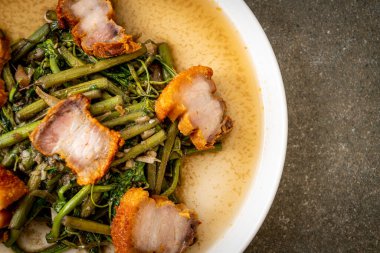 Kızarmış su mimozası ve tabakta domuz eti.