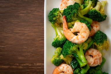 Karidesli kızarmış brokoli. Ev yapımı.