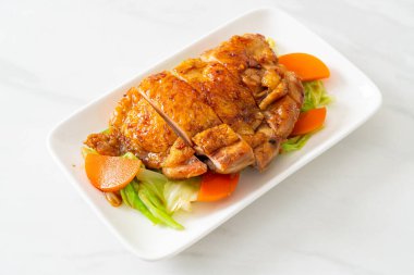 Teppanyaki teriyaki lahana ve havuçlu tavuk bifteği.