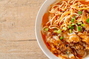 Gyoza ya da domuz etli ramen eriştesi. Asya usulü.