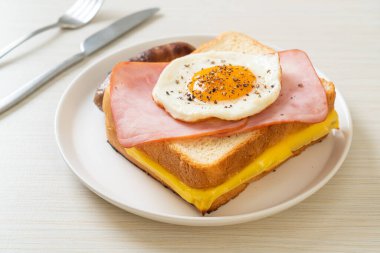 Ev yapımı kızarmış peynir üzerine jambon ve kahvaltıda domuz sosisli sahanda yumurta.