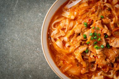Kore udon eriştesi ve kimchi çorbası, Asya usulü.