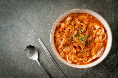 Kore udon eriştesi ve kimchi çorbası, Asya usulü.