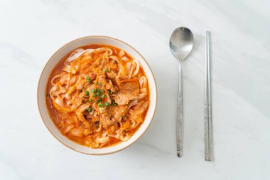 Kore udon eriştesi ve kimchi çorbası, Asya usulü.