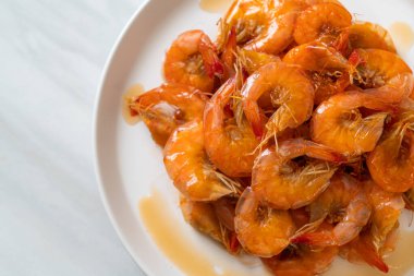 Tatlı karides, balık soslu ve şekerli Tayland yemeğidir. Asya usulü.