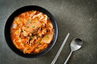 Kore udon eriştesi ve kimchi çorbası, Asya usulü.